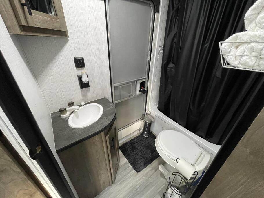 Rv Located On Private Property, Providing Access To The Guadalupe River, Accommodates Up To 5 Guests นิวบราวน์เฟลส์ ภายนอก รูปภาพ